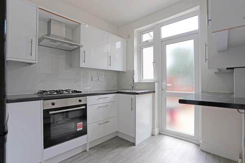 3 bedroom terraced house to rent, Studley Drive, Ilford