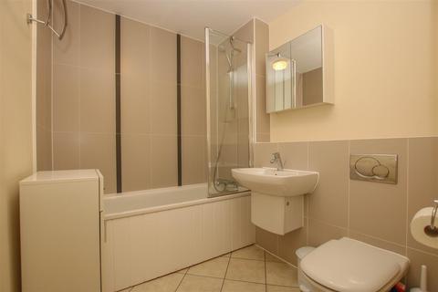 2 bedroom flat to rent, Viridian Square, Aylesbury HP21