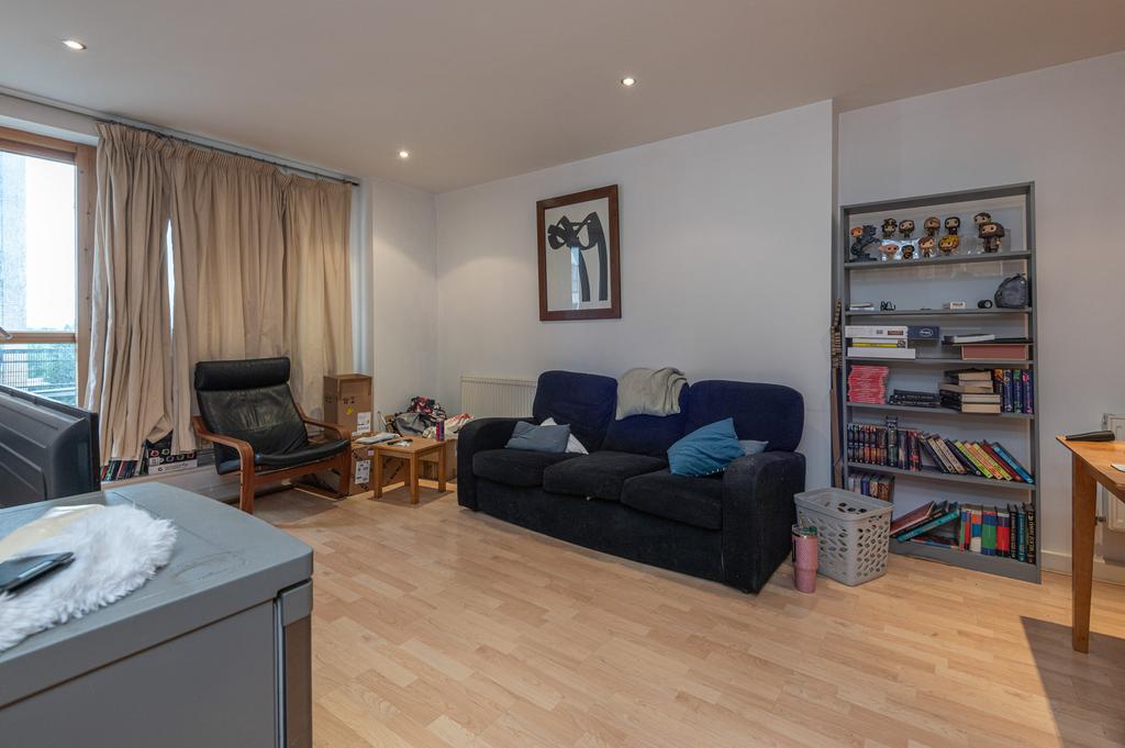 Apartment in Leeds, Lovell Park, West Yorkshire - View 2