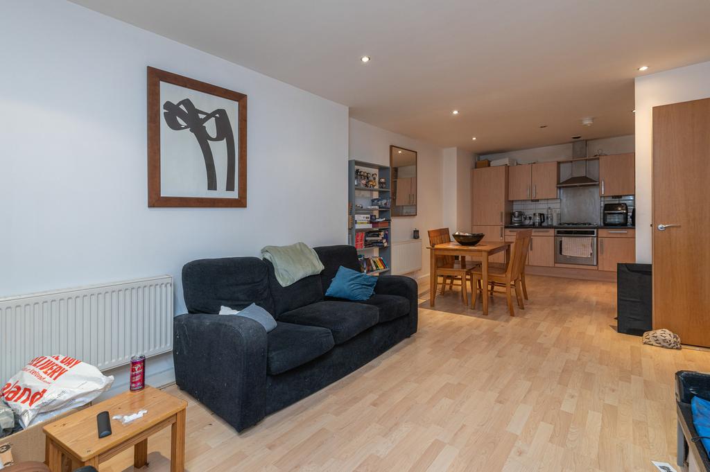 Apartment in Leeds, Lovell Park, West Yorkshire - View 3