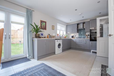 3 bedroom detached house for sale, Bobbins Way, Swardeston