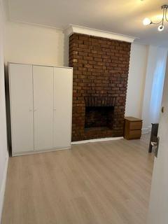 1 bedroom in a house share to rent, Sunnycroft Road, Hounslow TW3