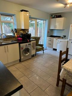 1 bedroom in a house share to rent, Sunnycroft Road, Hounslow TW3