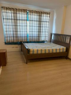 1 bedroom in a house share to rent, Sunnycroft Road, Hounslow TW3