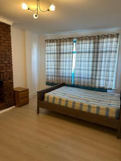 1 bedroom in a house share to rent, Sunnycroft Road, Hounslow TW3