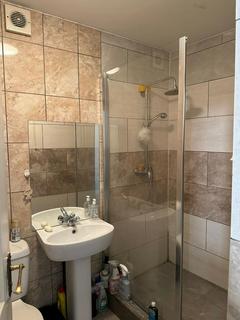 1 bedroom in a house share to rent, Sunnycroft Road, Hounslow TW3