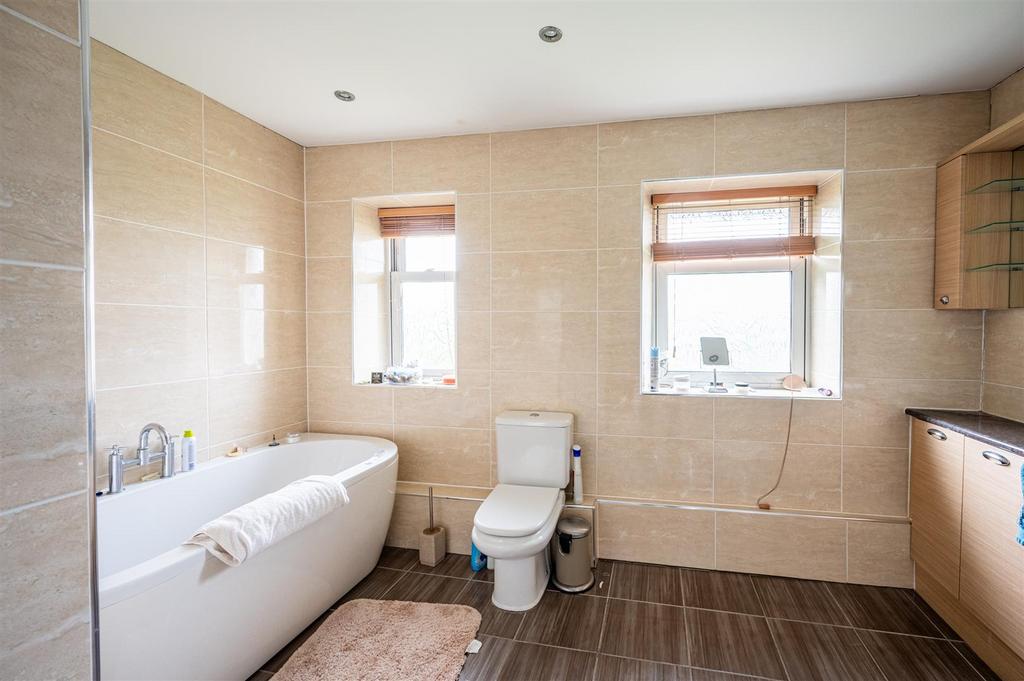 Bathroom (2).jpg