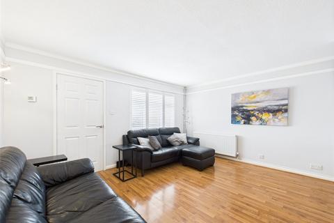 13 Bennions Close, Hornchurch, RM12 6TR
