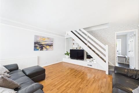 13 Bennions Close, Hornchurch, RM12 6TR