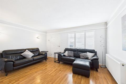 13 Bennions Close, Hornchurch, RM12 6TR
