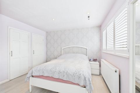 13 Bennions Close, Hornchurch, RM12 6TR
