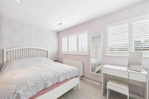 13 Bennions Close, Hornchurch, RM12 6TR