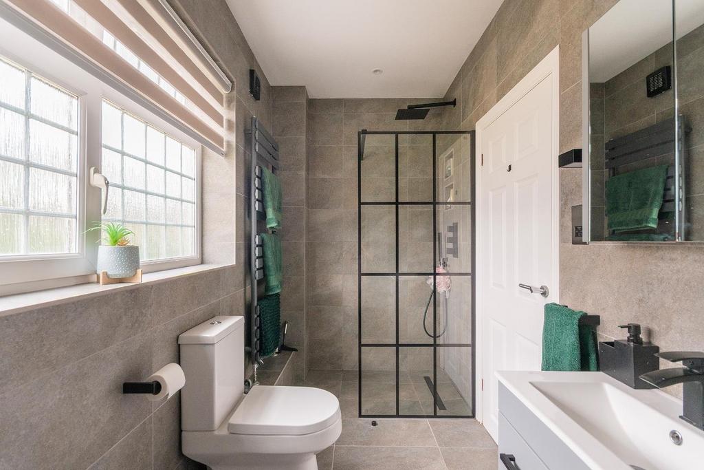 0 A2 AEE - Ensuite A.jpg