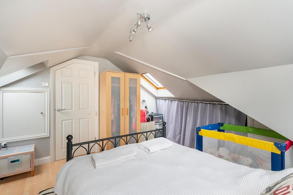 0 A2 AEE - Bedroom L.jpg