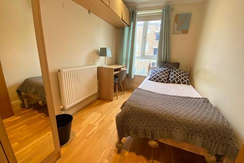 1 bedroom in a flat share to rent, The Lindens, Queens Walk, Ealing, London W5