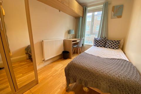 1 bedroom in a flat share to rent, The Lindens, Queens Walk, Ealing, London W5