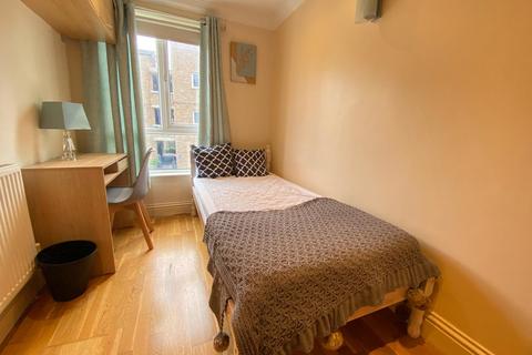 1 bedroom in a flat share to rent, The Lindens, Queens Walk, Ealing, London W5