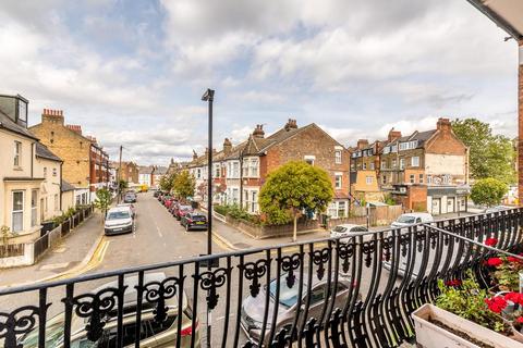 3 bedroom flat for sale, St. Martins Court, West Norwood, SE27