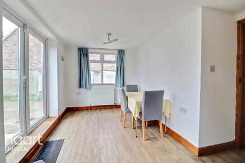 3 bedroom semi-detached house for sale, West Bank, Saxilby