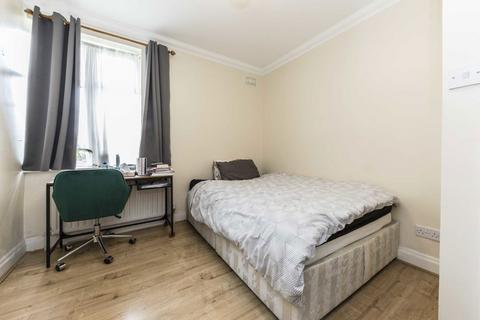 3 bedroom flat for sale, Gunnersbury Avenue, London W5