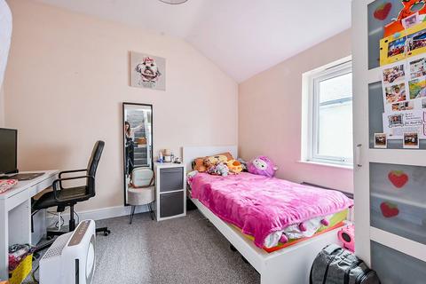 2 bedroom flat for sale, Greenford Avenue, Hanwell, London, W7