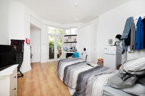 undefined, Ravenscroft Avenue, NW11