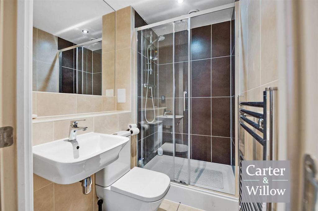 En suite shower