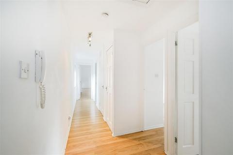 2 bedroom flat to rent, Lea Court, The Ridgeway, North Chingford