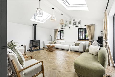 7 Balcombe Gardens, Horley, RH6 9BY