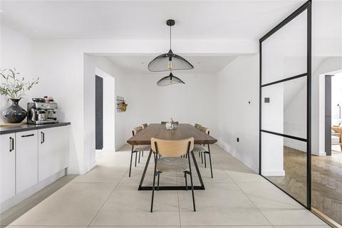 7 Balcombe Gardens, Horley, RH6 9BY