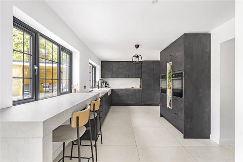 7 Balcombe Gardens, Horley, RH6 9BY