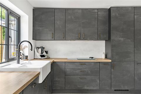 7 Balcombe Gardens, Horley, RH6 9BY