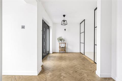 7 Balcombe Gardens, Horley, RH6 9BY