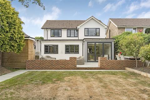 7 Balcombe Gardens, Horley, RH6 9BY