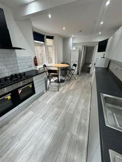 1 bedroom in a house share to rent, Effingham Road, London N8
