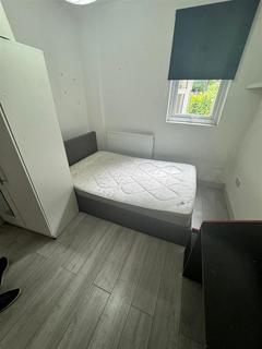 1 bedroom in a house share to rent, Effingham Road, London N8