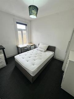 1 bedroom in a house share to rent, Effingham Road, London N8