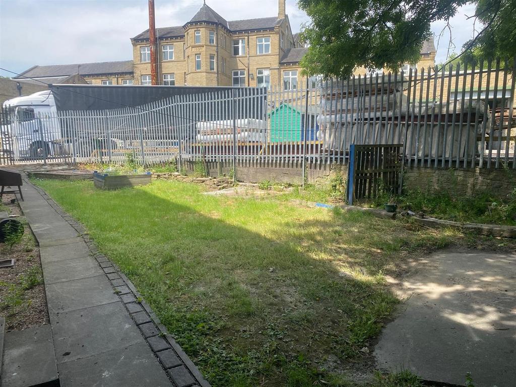 Shared garden to rear.jpg