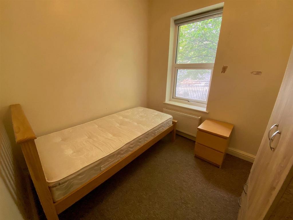 Bed 2.jpg