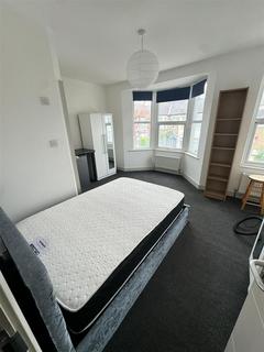 1 bedroom in a house share to rent, Effingham Road, London