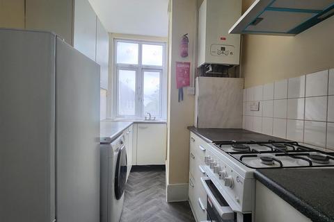 2 bedroom flat to rent, Ilford Lane, Ilford
