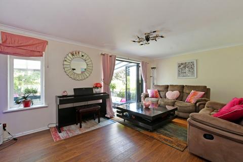 8 Dore Hall Croft, Sheffield, S17 3HD