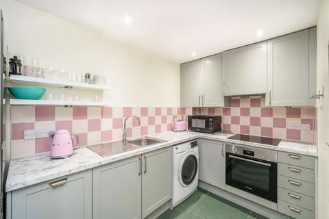 2 bedroom flat for sale, Queenstown Road, London SW8