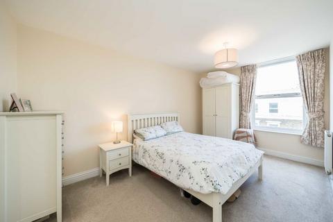 2 bedroom flat for sale, Queenstown Road, London SW8