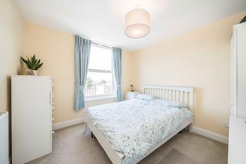 2 bedroom flat for sale, Queenstown Road, London SW8
