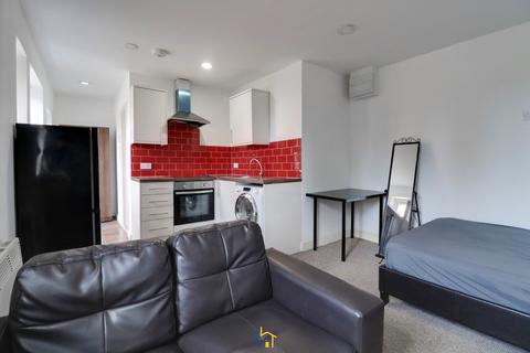 Studio to rent, Gladstone Avenue, Loughborough