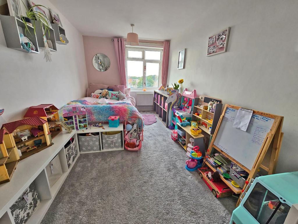 Second bedroom (2)