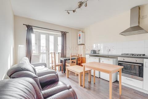 3 bedroom flat to rent, Mantus Close, Whitechapel, London