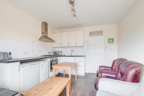 3 bedroom flat to rent, Mantus Close, Whitechapel, London