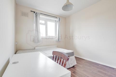 3 bedroom flat to rent, Mantus Close, Whitechapel, London